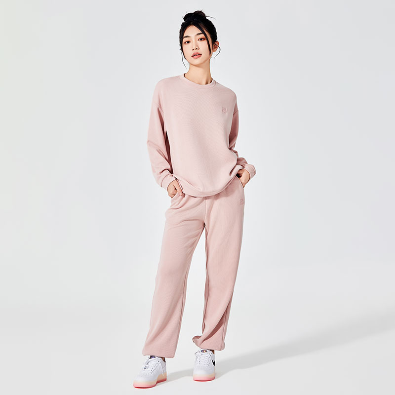 Pembe gündelik kadın eşofmanları moda pazarında popülerlik kazanıyor mu?